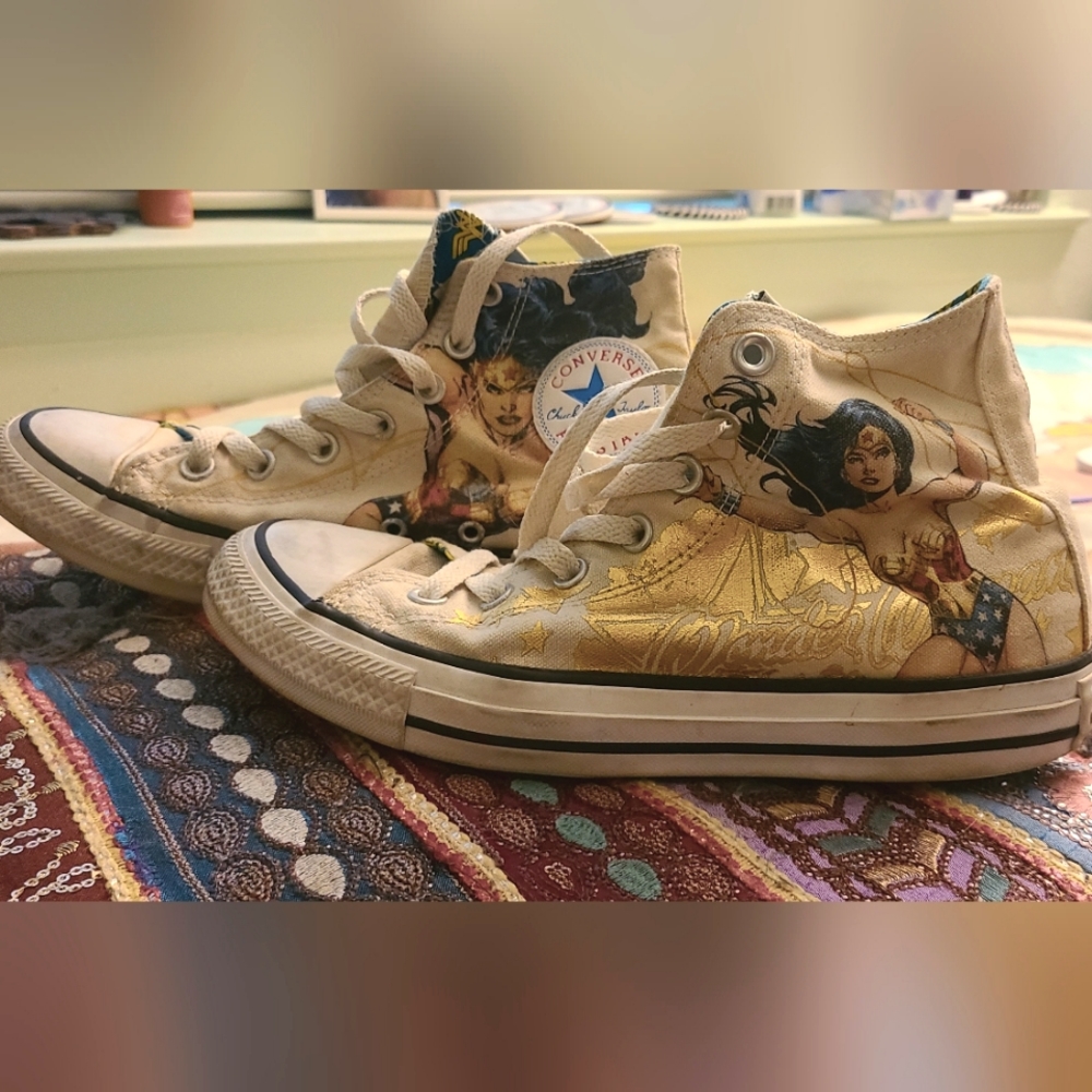 Limited Edition RARE Wonder Woman Converse high-tops - Picture 11 of 11